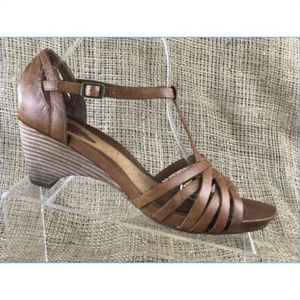 CLARKS Artisan T-strap Pump Heel Sandals Size 10 M